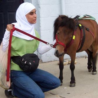 Slepa muslimanka  kupila ponija vodiča za pratnju