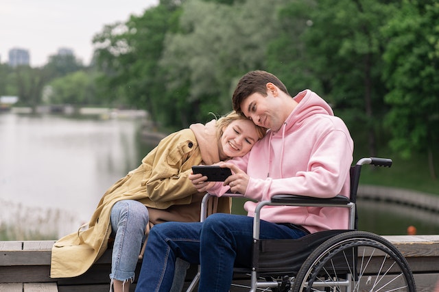Neprijatni razgovori i nametljiva pitanja kad ste u partnerstvu sa osobom koja ima invaliditet